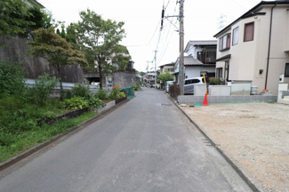【前面道路含む現地写真】 | 前面道路は広々としており、駐車が苦手な方も安心です♪