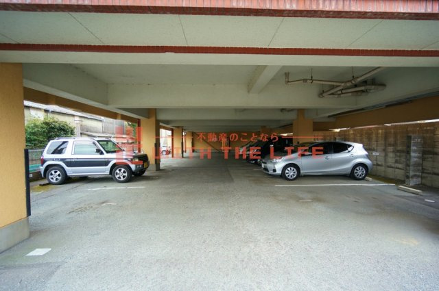 コーポラス坂井【キャッシュバック対象物件】の駐車場|カースペースがあります