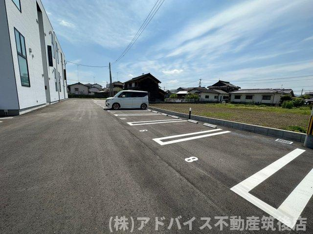 八女市本村のアパートの駐車場