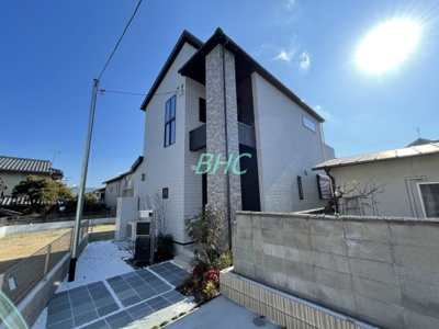 【外観】 | 中庄２丁目全１棟１号棟 | 爽やかな青空の下に贅沢なほどに降り注ぐ陽光、豊かな居住性と、クオリティが見事に調和した住空間は、住まうことの喜びを感じさせてくれます。