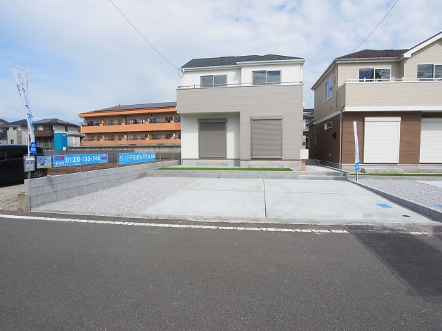 新築　高崎市中泉町2期　Heartful　Town　1号棟　の駐車場|現地写真　駐車スペースは建物南側に並列3台分可能です！
