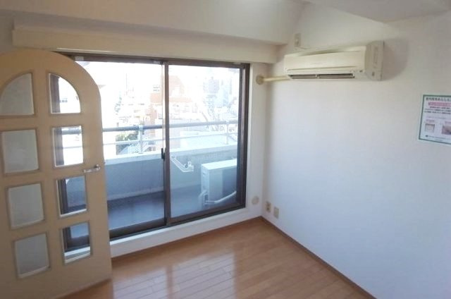 ビクセルお茶の水の居間・リビング|※写真は同タイプの別室になります