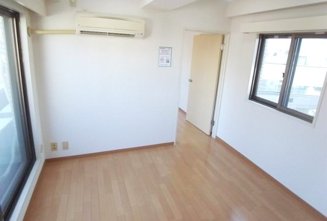 ビクセルお茶の水の居間・リビング|※写真は同タイプの別室になります