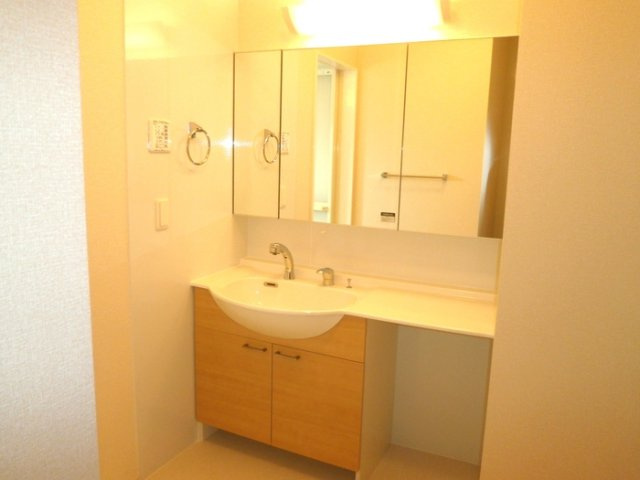 メゾン・ド・ルシオの洗面所|明るい洗面所です