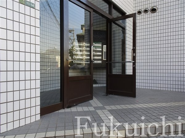 ホワイトハウス赤堤のエントランス