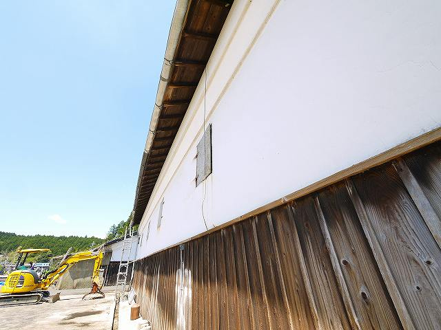 大型駐車場（資材置場）付き貸倉庫の外観