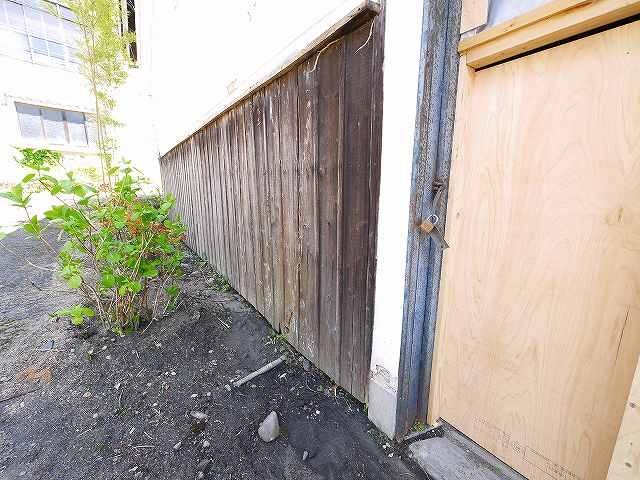 大型駐車場（資材置場）付き貸倉庫の外観