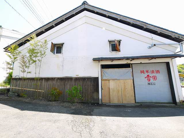 大型駐車場（資材置場）付き貸倉庫の外観