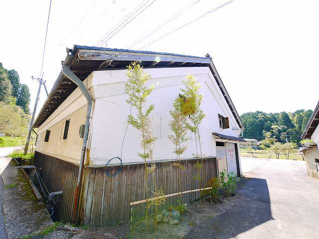 大型駐車場（資材置場）付き貸倉庫の外観