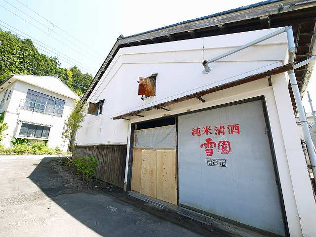 大型駐車場（資材置場）付き貸倉庫の外観