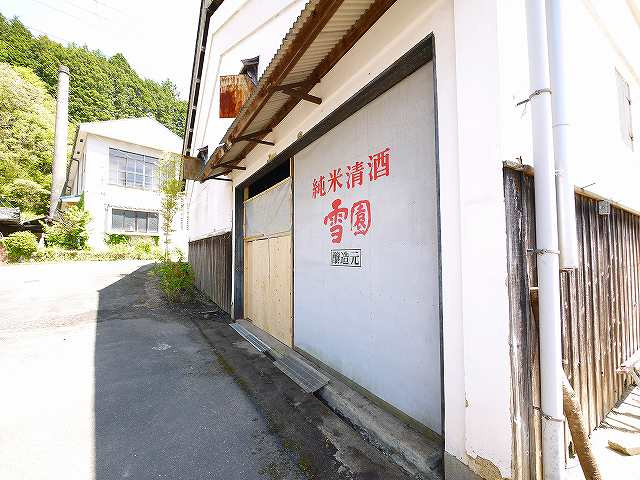 大型駐車場（資材置場）付き貸倉庫の外観