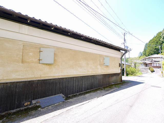 大型駐車場（資材置場）付き貸倉庫の外観