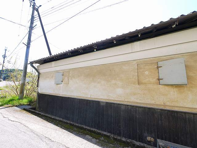 大型駐車場（資材置場）付き貸倉庫の外観