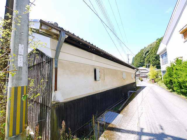 大型駐車場（資材置場）付き貸倉庫の外観