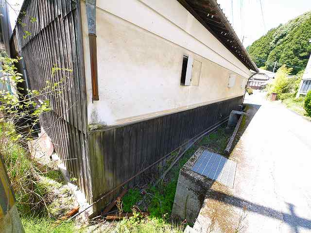 大型駐車場（資材置場）付き貸倉庫の外観