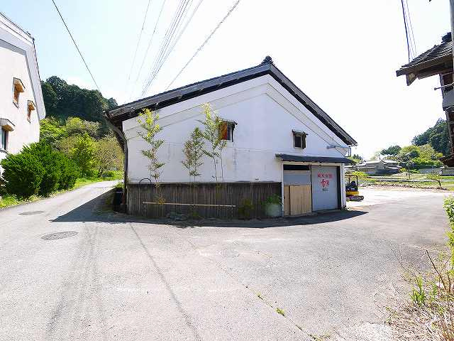 大型駐車場（資材置場）付き貸倉庫の外観