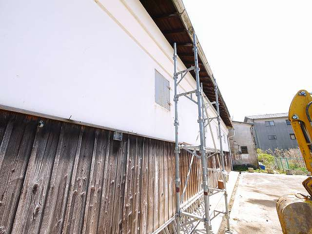 大型駐車場（資材置場）付き貸倉庫の外観