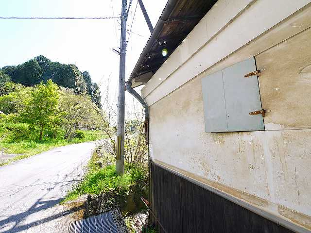 大型駐車場（資材置場）付き貸倉庫の外観