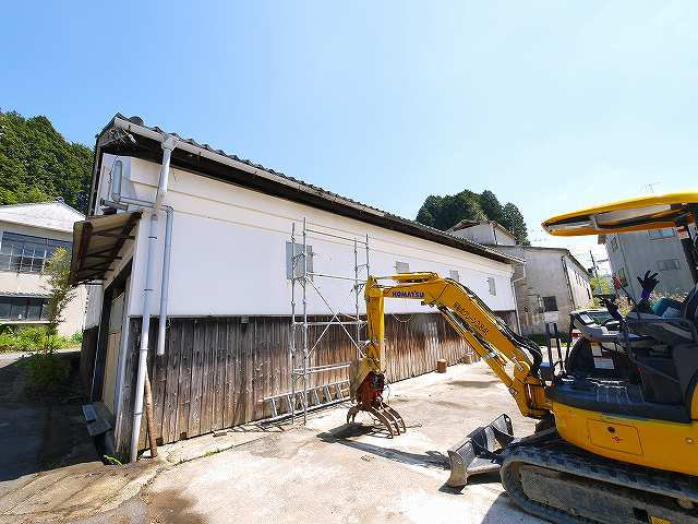 大型駐車場（資材置場）付き貸倉庫の外観