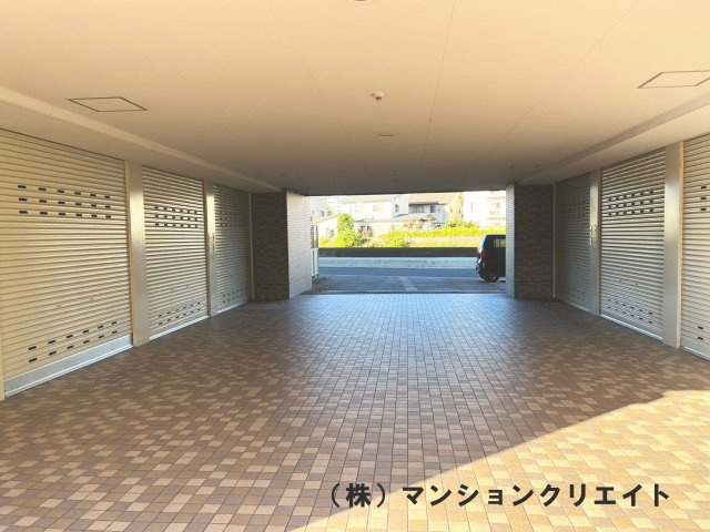 ビブレ成和の駐車場|電動シャッター付きのガレージ（19.31㎡）が付きます！外に出ても融雪があり雪でも安心