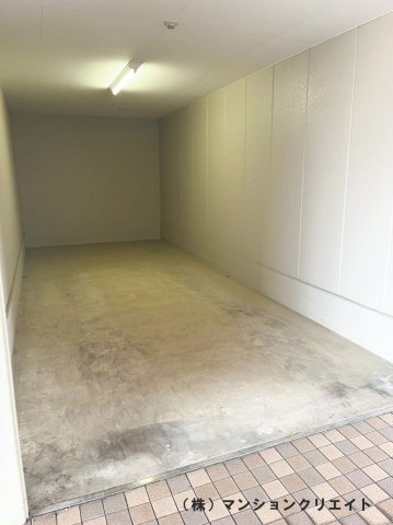 ビブレ成和の駐車場|間口は約2.5m、奥行は約7mの広いガレージも価格に含まれていて所有物となります。雪や雨から大切な車を守るだけでなく、雪かきの心配も無し！さらに荷物収納倉庫としても使用可