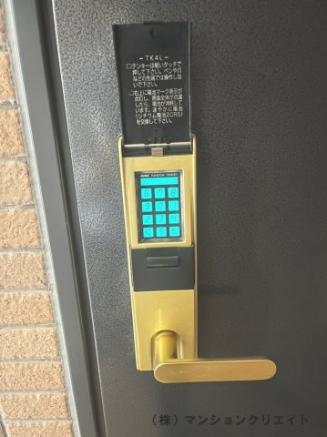 ビブレ成和の防犯設備|暗証番号を好きに記憶できるテンキー式の玄関扉。