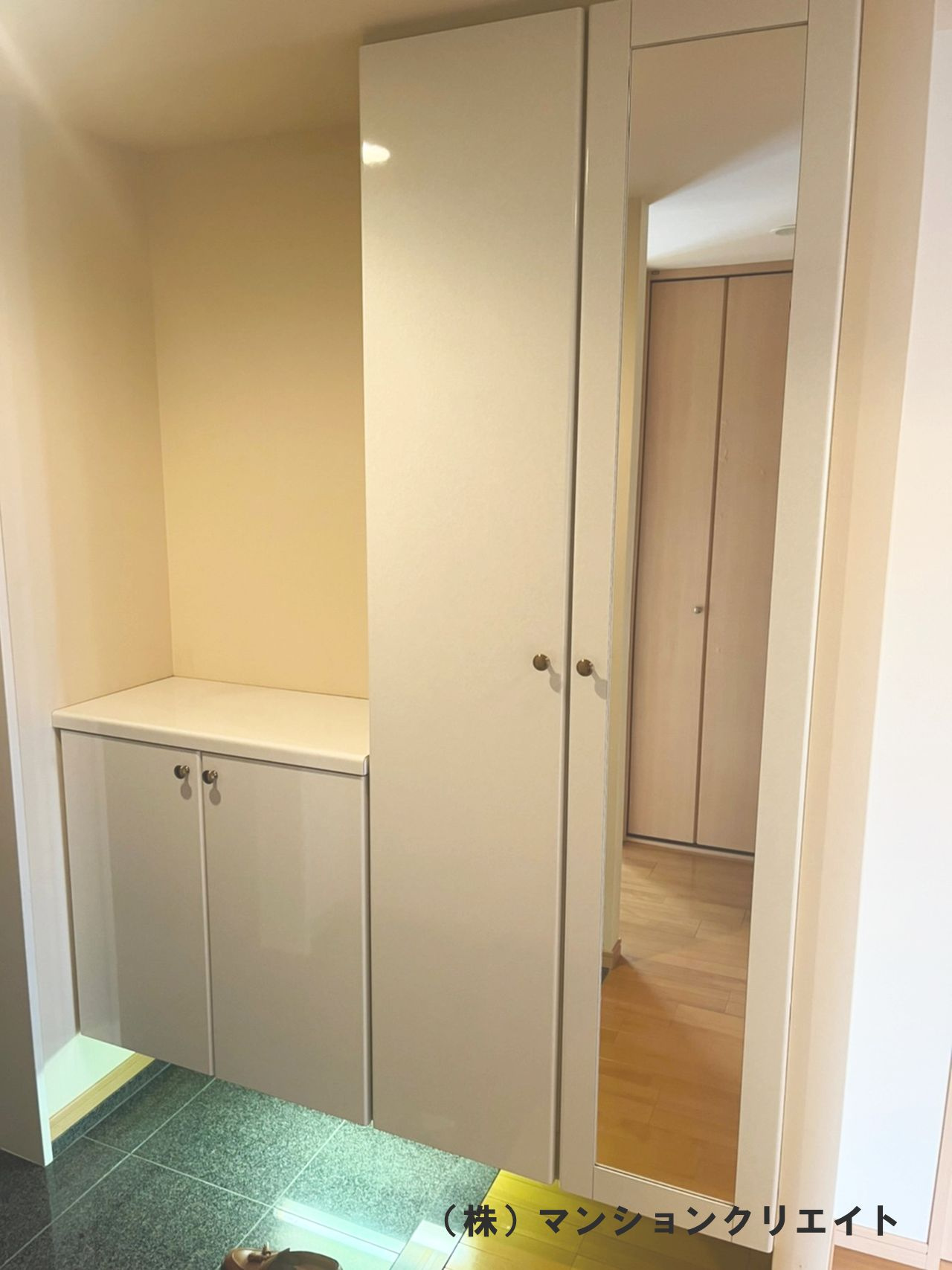 ビブレ成和の玄関|下足入れ。足元照明付き