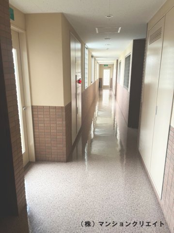 ビブレ成和のその他共用部分|共用廊下はホテル調の屋内廊下で、雨風の心配がありません。