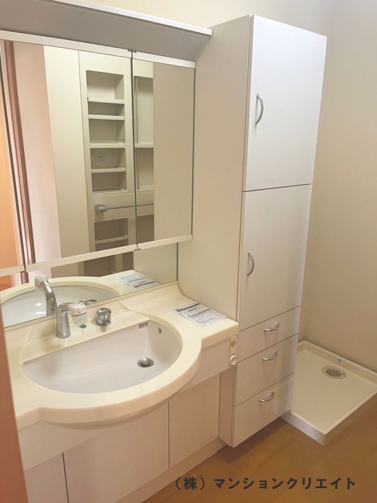 ビブレ成和の独立洗面台|洗面台は綺麗です。洗濯機置き場には防水パンが付いてます。