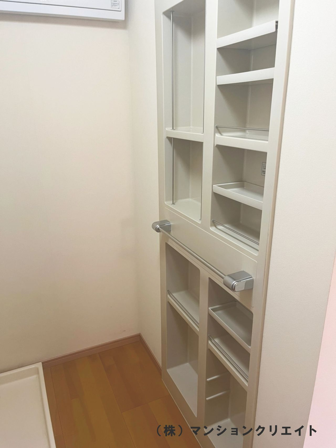 ビブレ成和の脱衣所|タオルなどの収納が可能な備え付け収納棚が完備