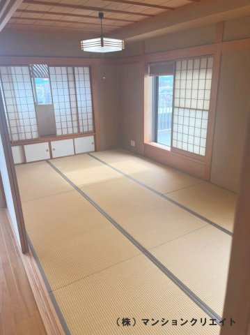 ビブレ成和の和室|12.5帖和室は２面採光で明るく、またルーフバルコニーにも出られます。