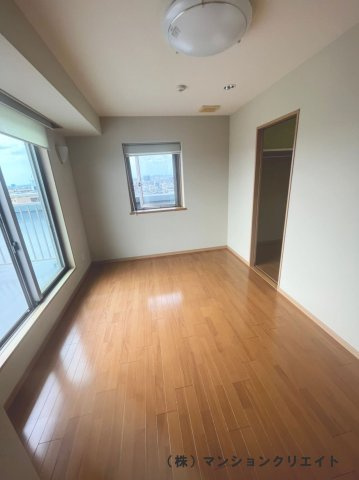 ビブレ成和の洋室|7.0帖洋室からもルーフバルコニーに出られます