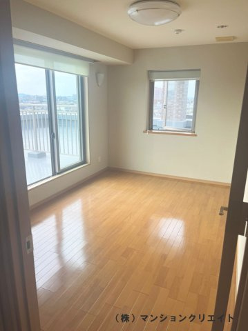 ビブレ成和の洋室|7.0帖の寝室は２面採光で明るく風通しも抜群