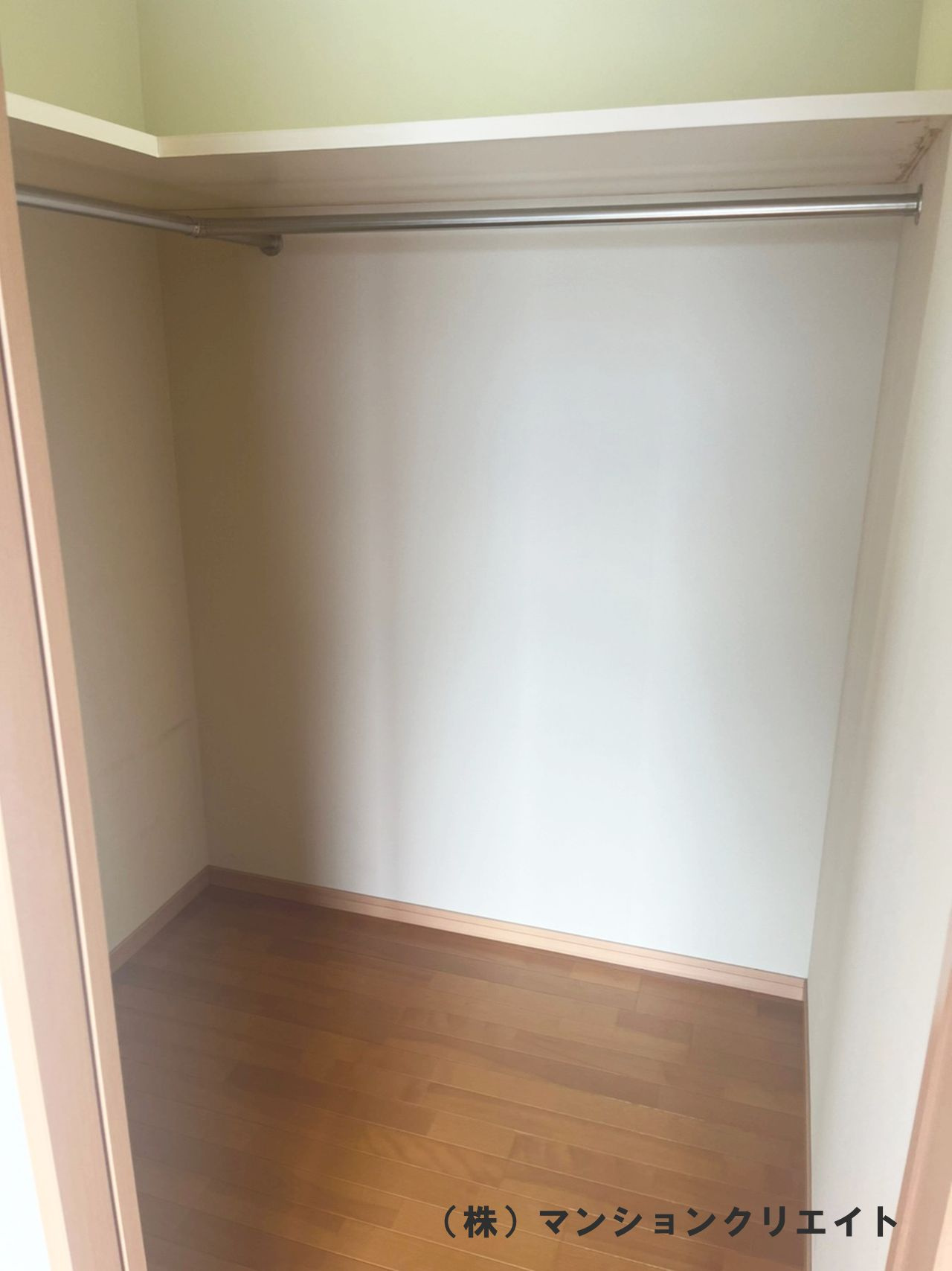 ビブレ成和の収納|洋室7.0帖のウォークインクローゼット