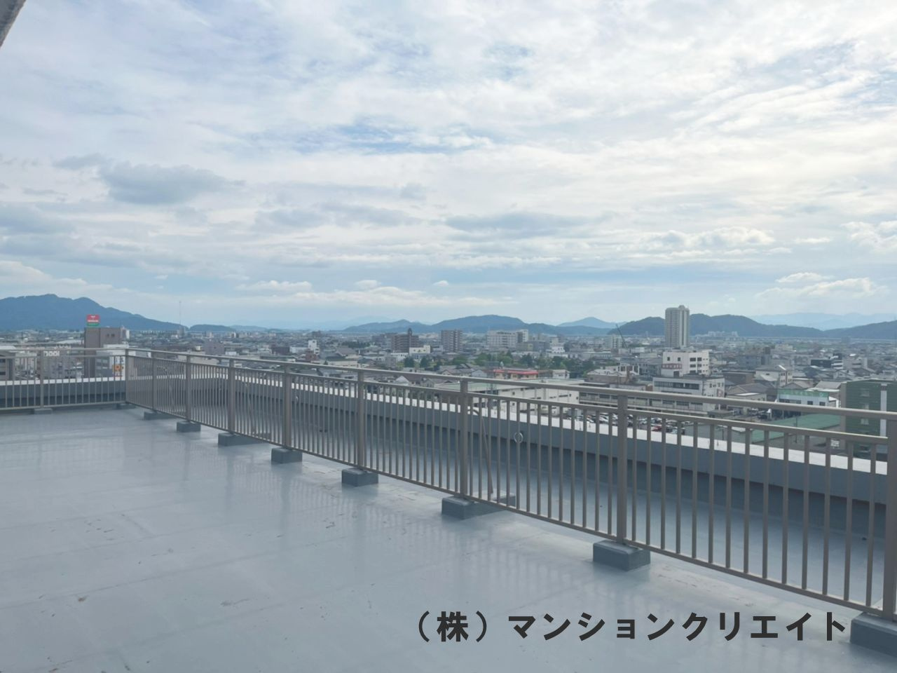 ビブレ成和のバルコニー|使用用途は色々！策があるので子供でも安心です。夏はここでお子様とプールしたり、テーブルとイスを出して親族や友達とのビアガーデンも楽しいですね。フェニックス花火も綺麗に見えるので花火鑑賞も楽しめます！