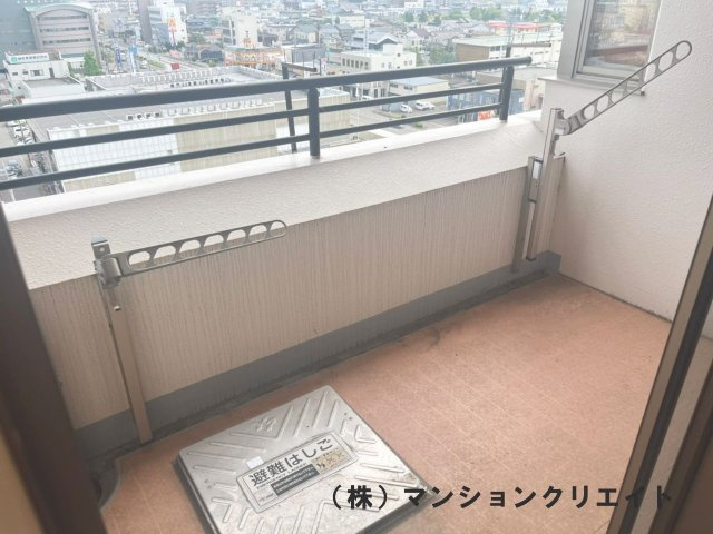 ビブレ成和のバルコニー|リビングバルコニーでにも、水栓蛇口あり。お掃除に便利です。