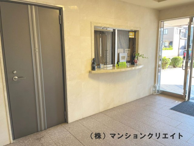 ビブレ成和のエントランス|管理人室があります