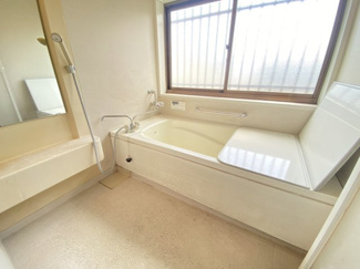 【浴室】 | 下豊岡町　中古戸建 | ■窓の大きいお風呂です！