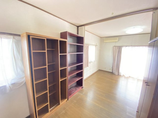 【洋室】 | 下豊岡町　中古戸建 | ■アコーディオンカーテンを開けば広い１室になります！