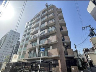 【外観】 | 都通り沿いに建つシーズ梅田東は、落ち着いたライトブラウンのタイル貼りの外観が特徴の9階建てのマンションです。