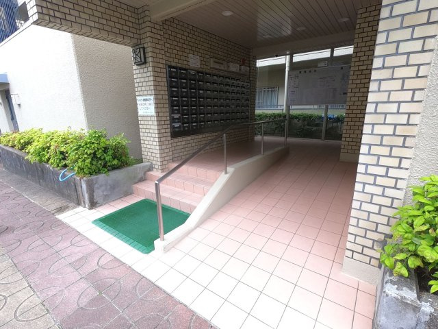 駅徒歩５分＆２沿線利用可能◎ペット飼育可能◎リフォーム済み３ＬＤＫ◎ユニ宇治マンション５号館のエントランス|エントランス