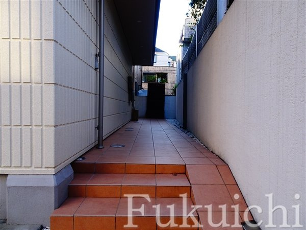 クラリア祐天寺のエントランス