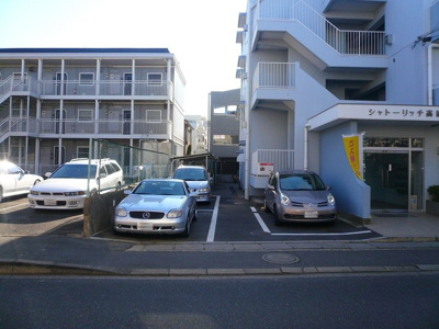 敷地内に駐車場があります♪（空き確認要）