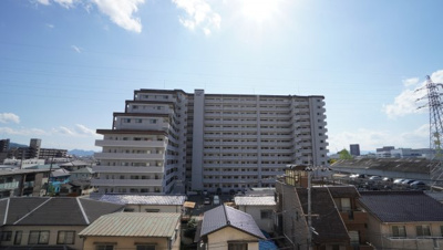 【展望】 | 【上質リノベ】シャルマンコーポ船越C棟 | 【四季を感じる】
四季の移ろい・爽やかな青空や風を感じられ
自然を愉しめるパノラマビュー。
毎日の暮らしに余裕を感じさせてくれる、
遮る物の無い開放的な眺望を是非、ご堪能ください。