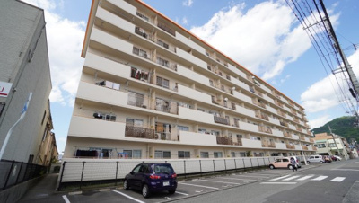 【外観】 | 【上質リノベ】シャルマンコーポ船越C棟 | 【資料には掲載していない情報】
物件の陽当りや通風・仕様設備やお部屋の大きさの比較、
近隣・周辺環境や街並みなど、資料には掲載していない情報が
現地にはたくさんあります。是非ご確認ください。