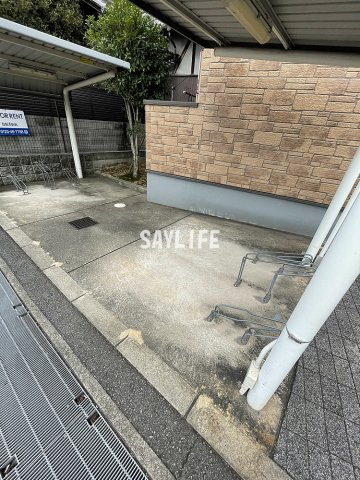 メゾンアイリスの駐車場