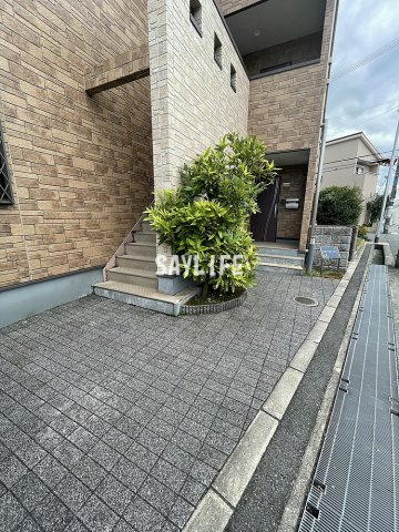 メゾンアイリスのエントランス