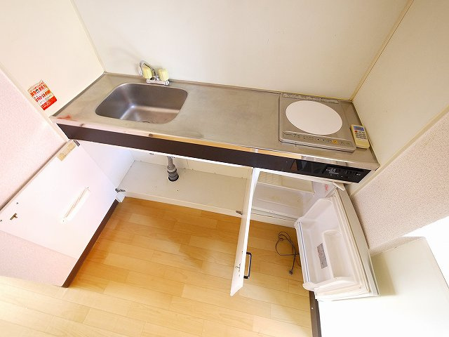 エクセレントハイツのキッチン|コンパクトなキッチンで掃除もラクラク