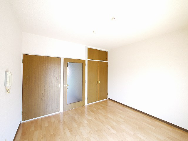 エクセレントハイツの居間・リビング|きれいな内装です