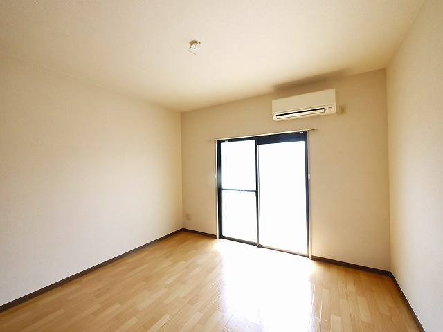 エクセレントハイツの居間・リビング|こちらの居間で趣味の時間をお楽しみください